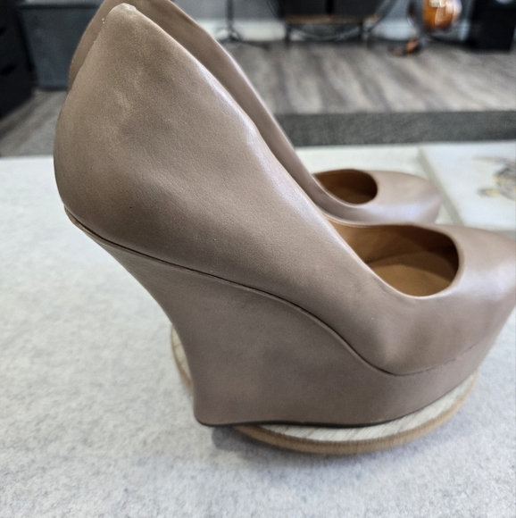 🐢 L.A.M.B. Women Novice Taupe High Wedge Slip On Size 9.5 Pumps - Picture 16 of 17